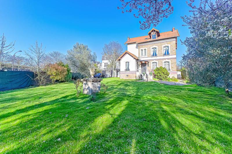 Maison - 340 m² - 8 pièces