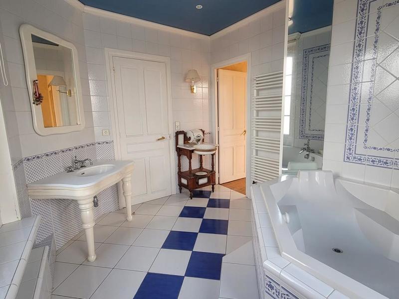 Maison - 240 m² - 10 pièces