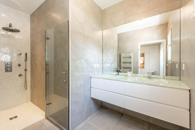 Maison - 228 m² - 8 pièces