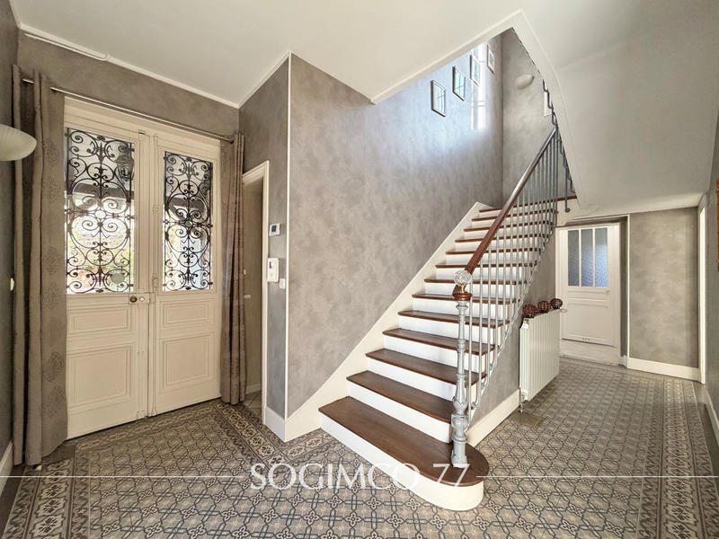 Maison - 201 m² - 9 pièces