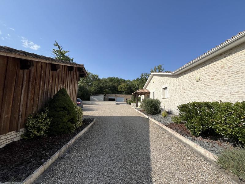 Maison traditionnelle - 210 m² - 8 pièces