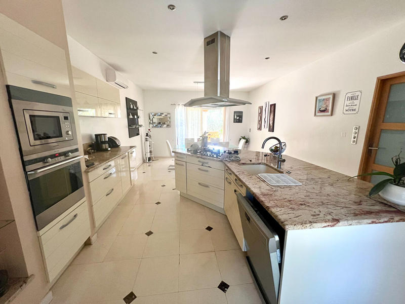 Maison - 230 m² - 8 pièces