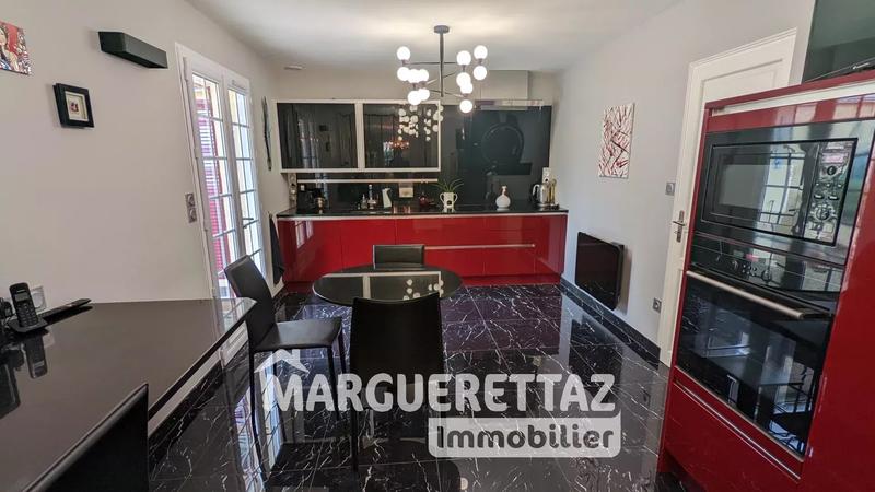 Maison - 250 m² - 9 pièces