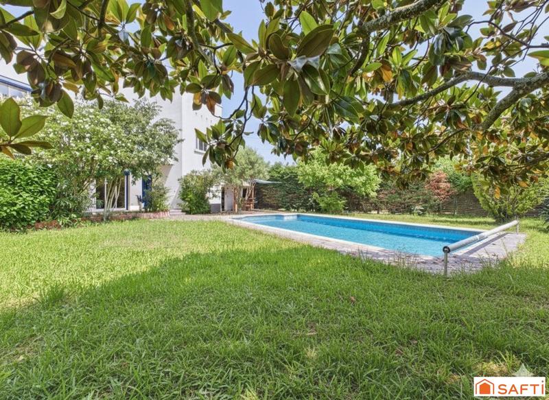 Maison - 220 m² - 8 pièces