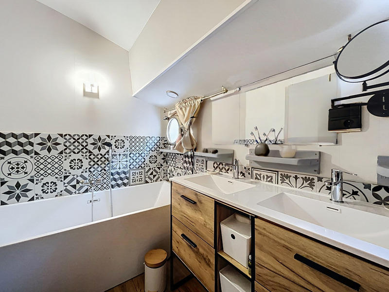 Péniche - 164 m² - 6 pièces