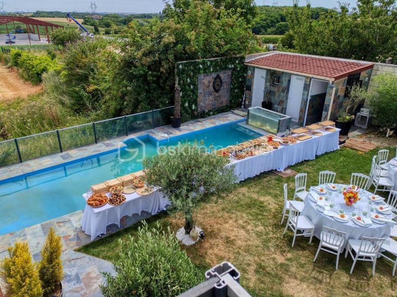 Maison - 250 m² - 11 pièces