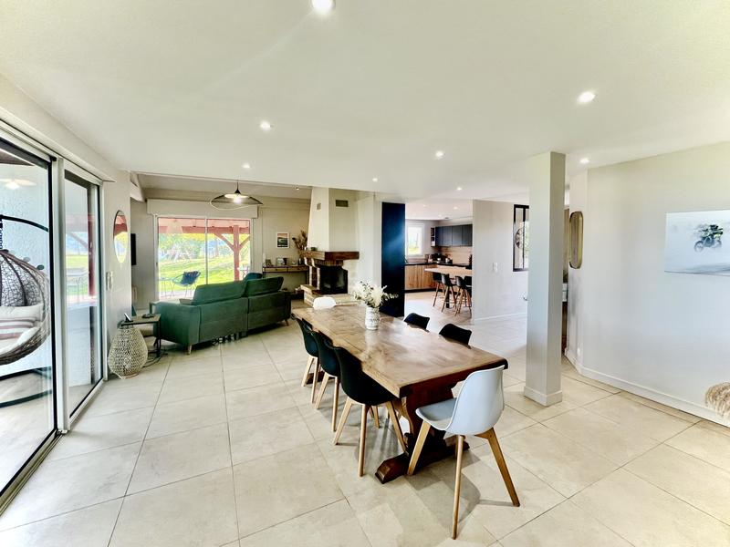 Propriété - 215 m² - 6 pièces