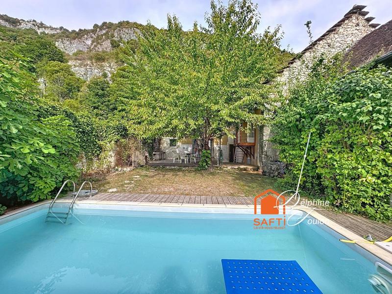 Maison - 288 m² - 8 pièces