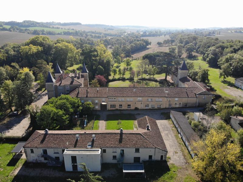 Château - 5 346 m² - 1 pièce