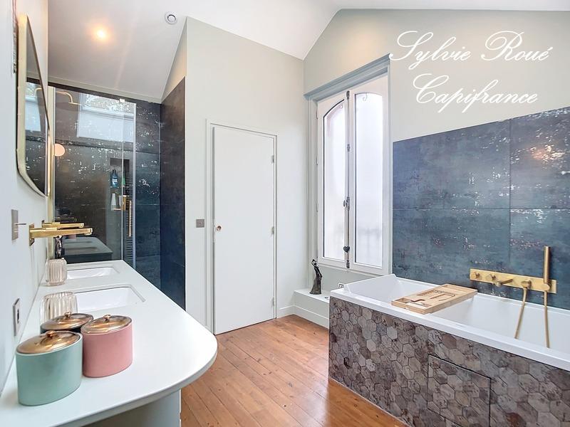 Maison - 430 m² - 12 pièces