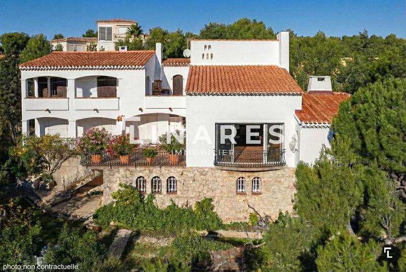 Maison - 240 m² - 7 pièces