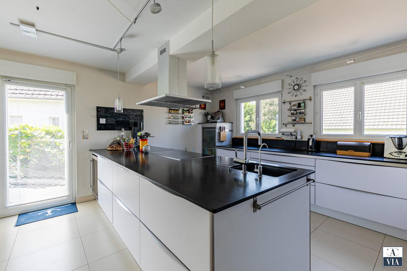 Maison - 235 m² - 8 pièces