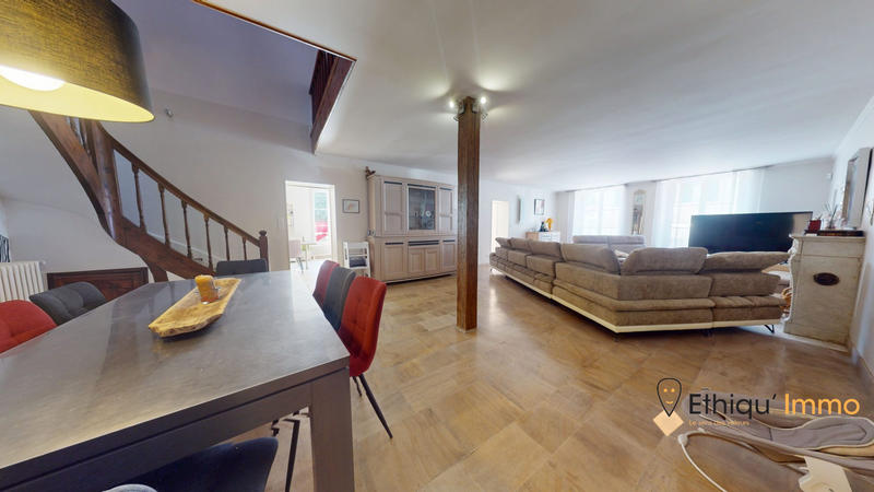 Maison - 228 m² - 8 pièces