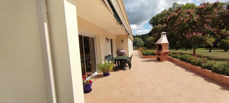 Propriété - 240 m² - 6 pièces