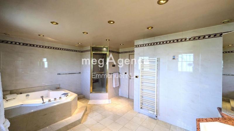 Maison - 202 m² - 7 pièces