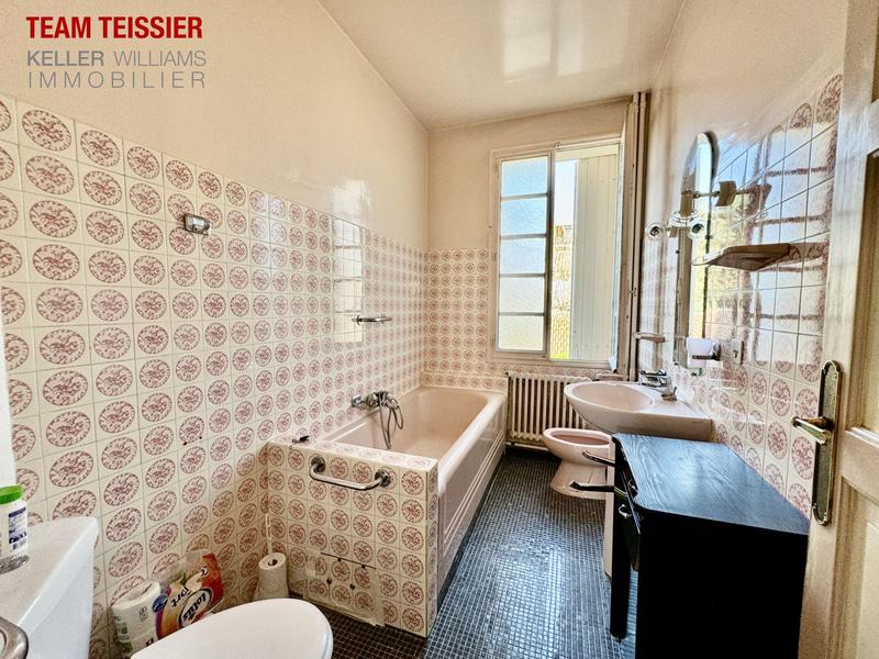 Maison - 240 m² - 9 pièces