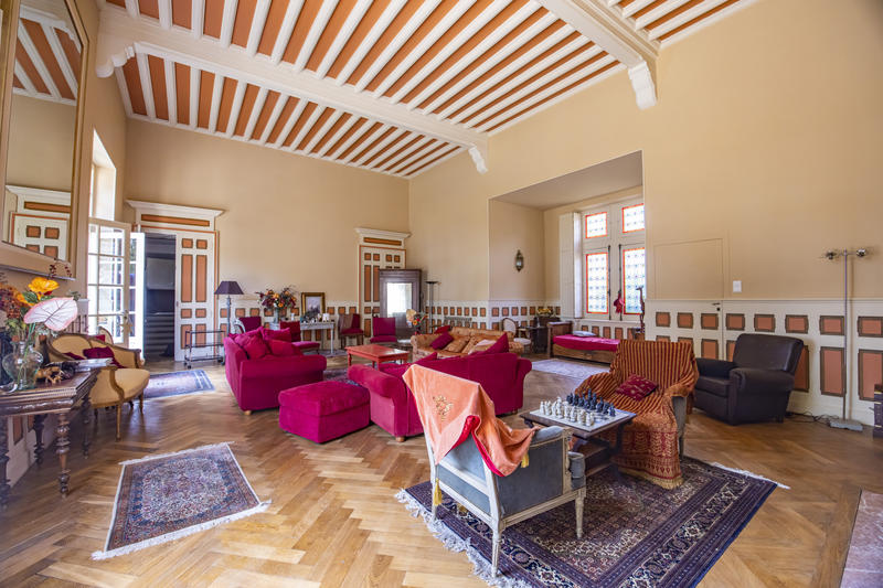 Maison - 826 m² - 19 pièces