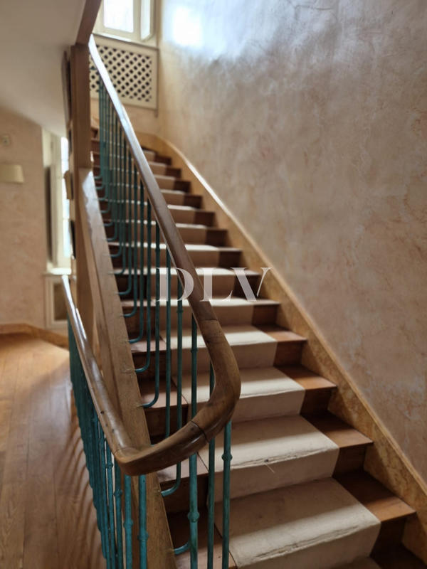 Maison - 305 m² - 11 pièces