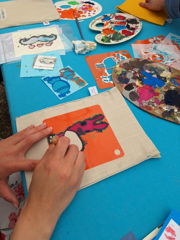 Le Printemps du Lin-Customisation de pochettes en lin chez Grenouille Rouge