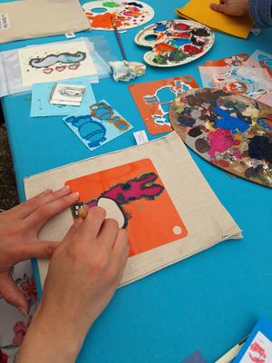 Le Printemps du Lin-Customisation de pochettes en lin chez Grenouille Rouge