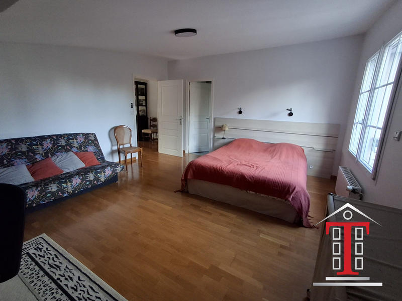 Maison traditionnelle - 240 m² - 8 pièces