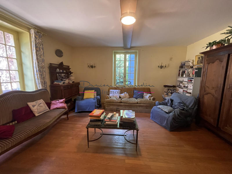 Propriété - 256 m² - 8 pièces