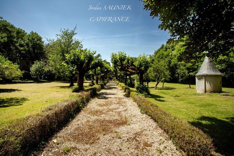 Demeure - 393 m² - 14 pièces