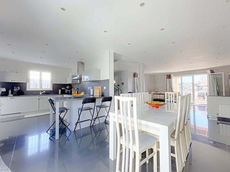 Villa - 185 m² - 8 pièces