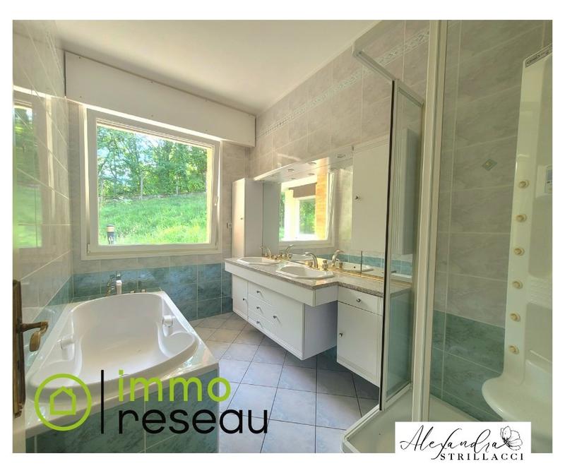 Maison - 240 m² - 8 pièces