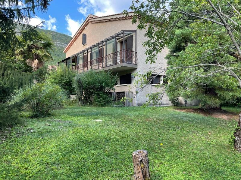 Maison - 244 m² - 8 pièces