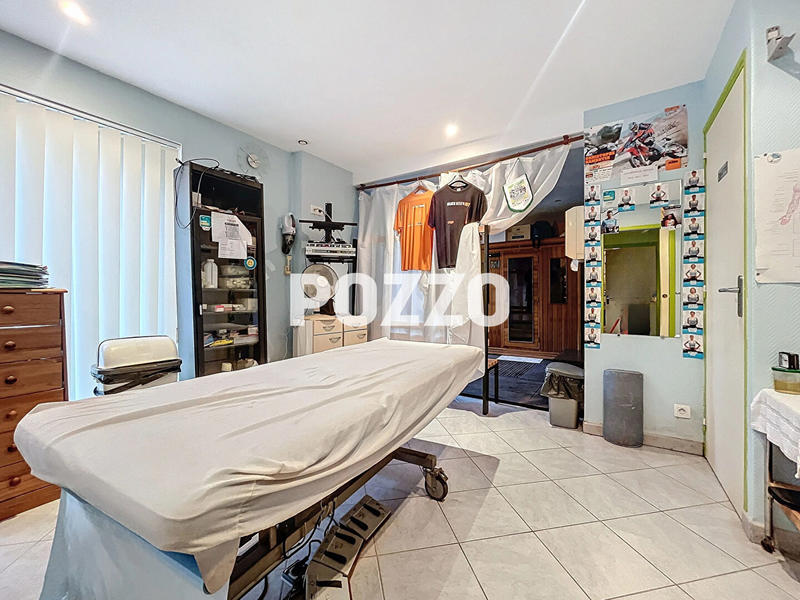 Maison - 240 m² - 16 pièces