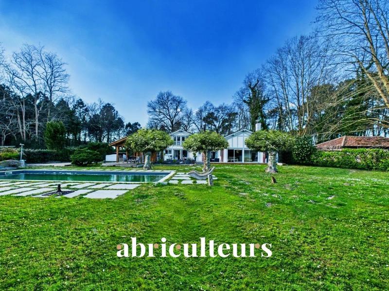 Propriété - 295 m² - 10 pièces