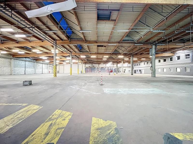 Entrepôt - 4 900 m²