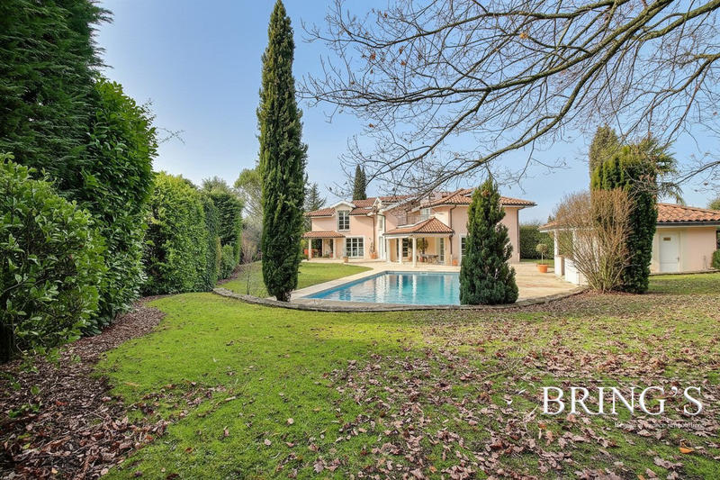 Maison - 364 m² - 12 pièces