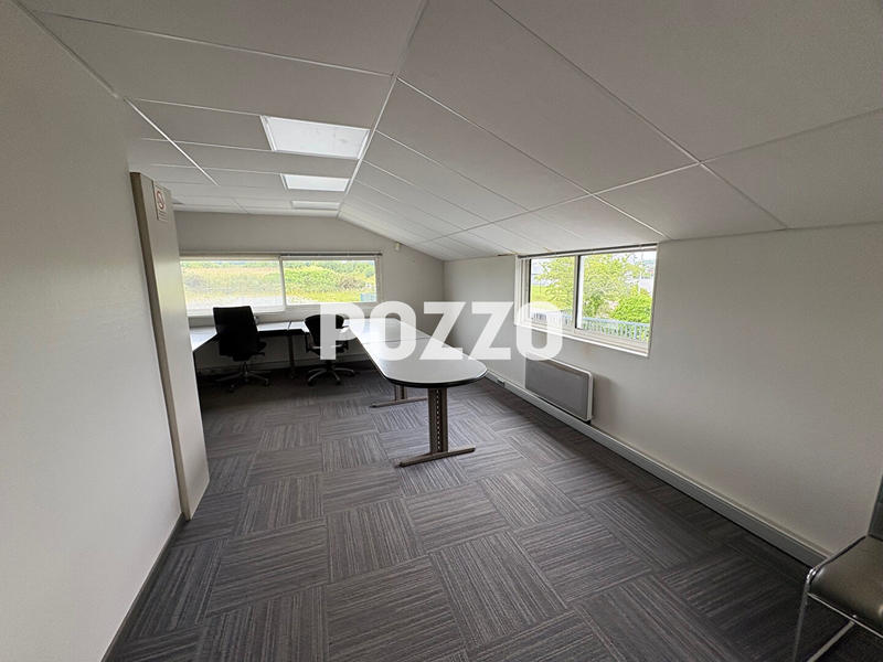 Local d'activité / Entrepôt - 1 700 m² - 5 pièces