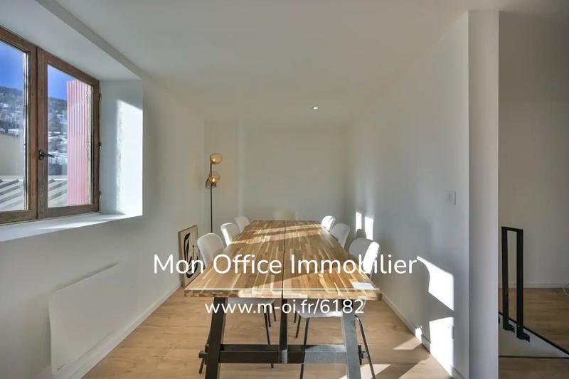 Appartement - 151 m² - 6 pièces