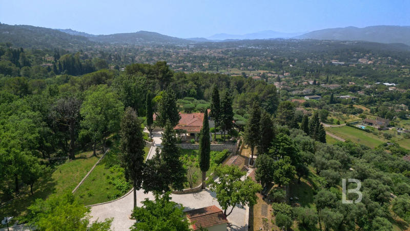 Maison - 390 m² - 12 pièces