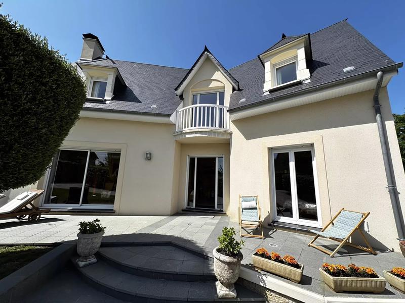Maison - 200 m² - 6 pièces