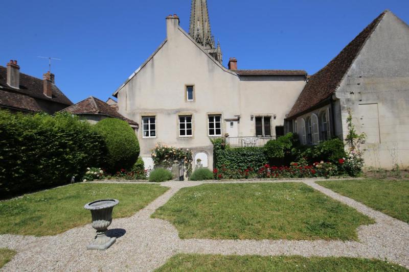 Maison - 240 m² - 8 pièces