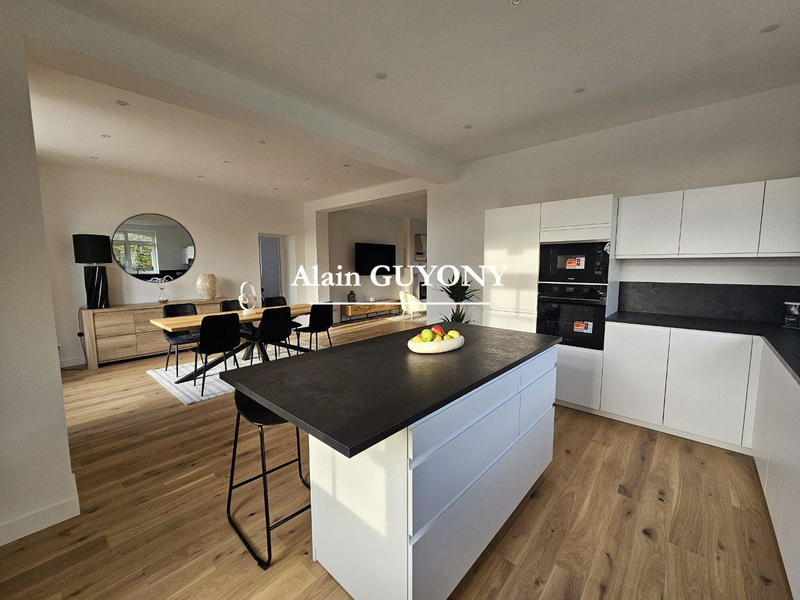 Maison - 214 m² - 10 pièces