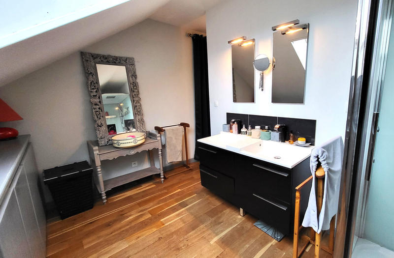 Maison - 245 m² - 11 pièces