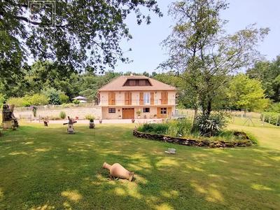 Maison - 158 m² - 9 pièces