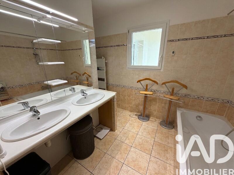 Maison - 228 m² - 8 pièces