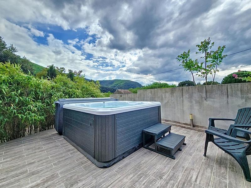 Maison - 220 m² - 7 pièces