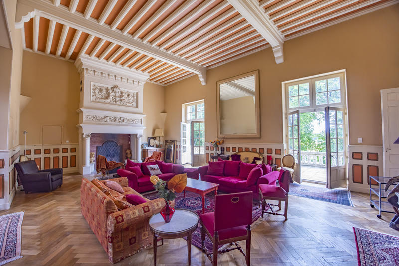 Maison - 826 m² - 19 pièces