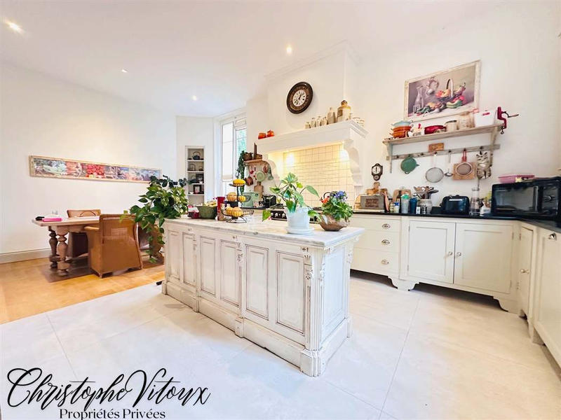 Propriété - 240 m² - 7 pièces