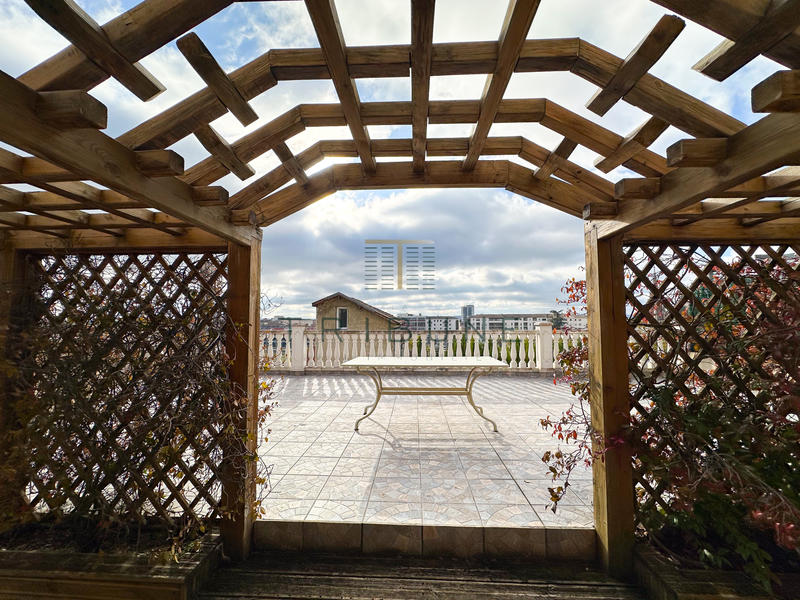 Maison - 205 m² - 8 pièces