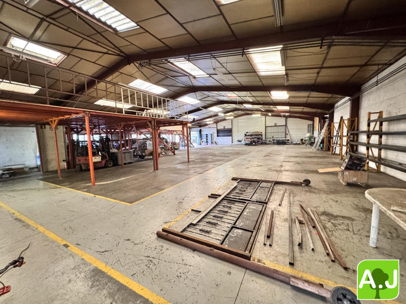 Local commercial - 900 m² - 3 pièces