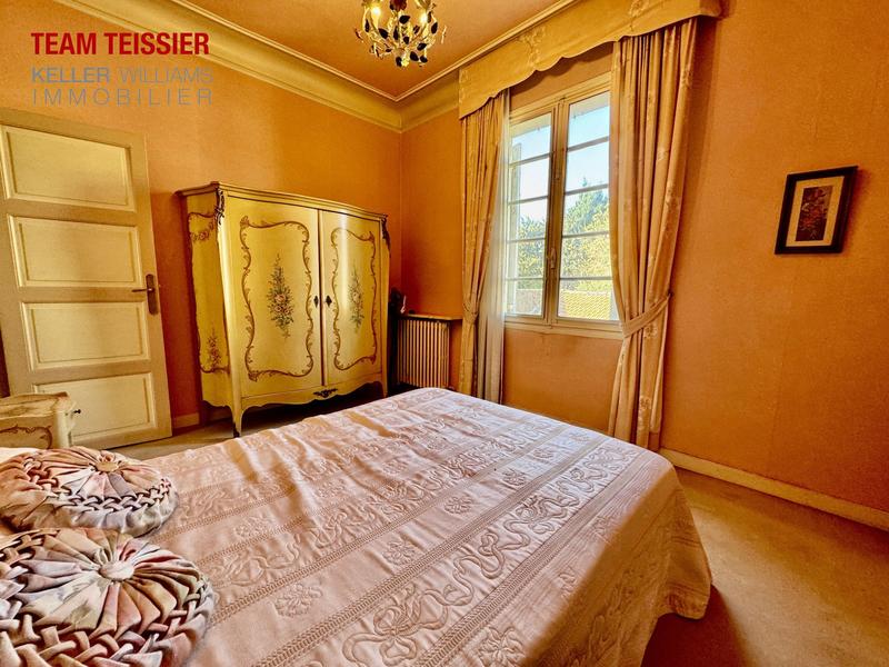 Maison - 240 m² - 9 pièces