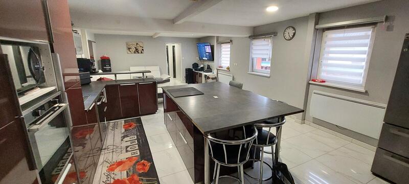 Maison - 243 m² - 8 pièces